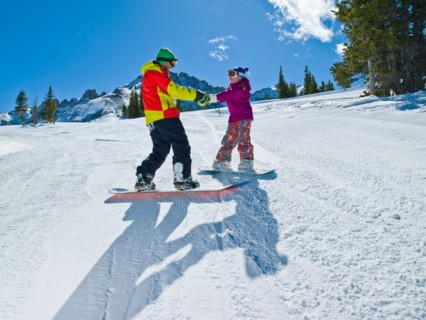 USA, Colorado, Telluride, Father and daughter (10-11) snowboarding . Photo : db2stock