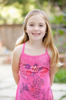 Portrait of girl (4-5) smiling. Photo : Rob Lewine