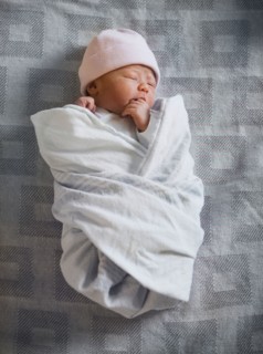 Portrait of newborn girl (0-1months). Photo : Mike Kemp