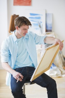 Man painting picture in studio. Photo : Daniel Grill