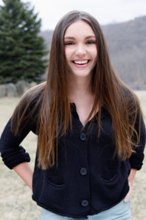 USA, New Jersey, Califon, Portrait of young smiling teenage girl (16-17). Photo : Pauline St.Denis