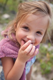 Portrait of girl (4-5) smiling. Photo : Noah Clayton