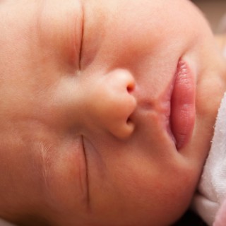 Baby girl (0-1 month) sleeping . Photo : Mike Kemp