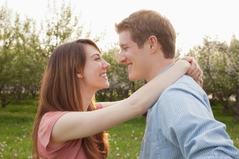 USA, Utah, Provo, Young couple embracing in orchard. Photo : Mike Kemp