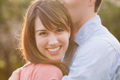 Young couple embracing outdoors. Photo : Mike Kemp