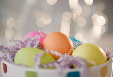 Colored Easter eggs in bowl, studio shot. Photo : Jamie Grill Photography