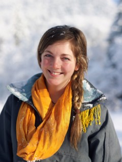 Portrait of young woman smiling. Photo : John Kelly
