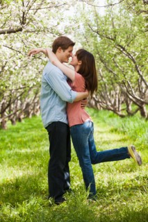 USA, Utah, Provo, Young couple embracing in orchard. Photo : Mike Kemp