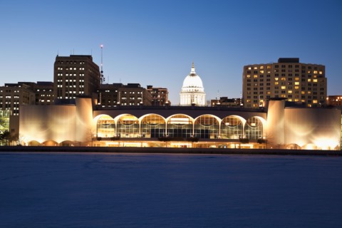 USA, Wisconsin, Madison, City skyline over Lake Monona at night. Photo : Henryk Sadura