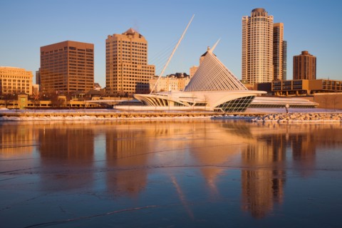 USA, Wisconsin, Milwaukee, City skyline with Art Museum. Photo : Henryk Sadura