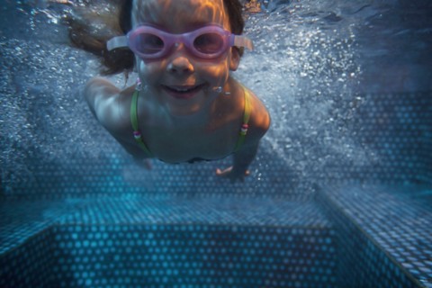Portrait of girl (4-5) swimming underwater. Photo : King Lawrence