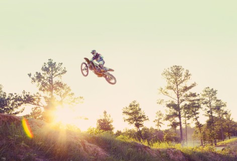 USA, Texas, Austin, Dirt bike jumping. Photo : King Lawrence