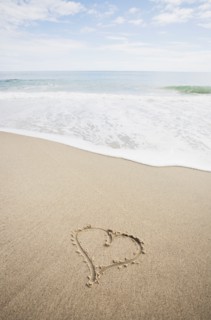 USA, Massachusetts, Hearts drawn on sandy beach. Photo : Chris Hackett