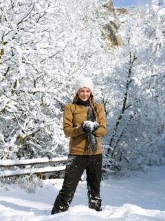 USA, Colorado, portrait of young woman making snowball. Photo : John Kelly