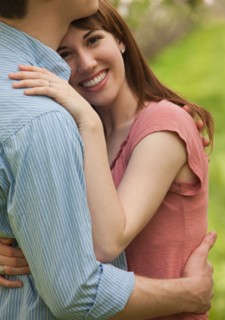 Couple embracing outdoors. Photo : Mike Kemp