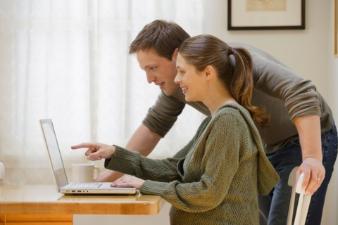 Couple using laptop at home. Photo : Rob Lewine