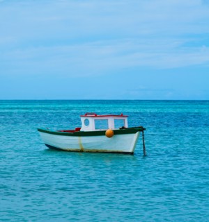 Aruba, boat on sea. Photo : Daniel Grill