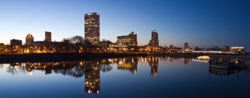 USA, Wisconsin, Milwaukee, City skyline over Lake Michigan. Photo : Henryk Sadura
