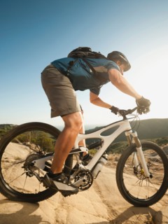 USA, California, Laguna Beach, Mountain biker riding downhill.