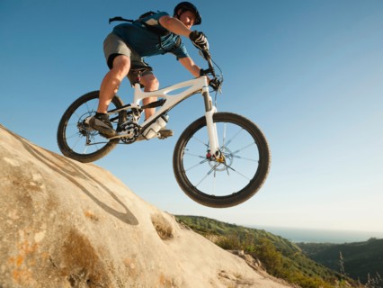 USA, California, Laguna Beach, Mountain biker riding downhill.