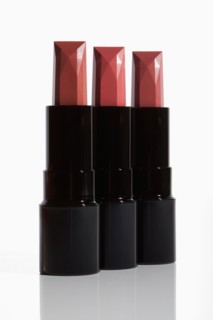 Studio Shot, Three pink lipsticks in row. Photo : Winslow Productions