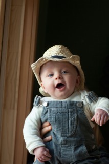 Baby boy wearing cowboy hat. Photo : Noah Clayton