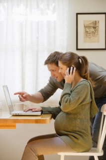 Couple using laptop at home. Photo : Rob Lewine