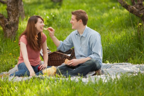 USA, Utah, Provo, Young couple having picnic in orchard. Photo : Mike Kemp