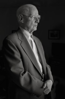 USA, Oregon, Senior man wearing glasses. Photo : Gary Weathers