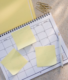 Blank adhesive notes on calendar. Photo : Daniel Grill