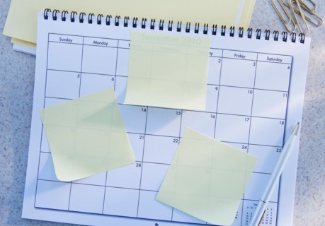Blank adhesive notes on calendar. Photo : Daniel Grill