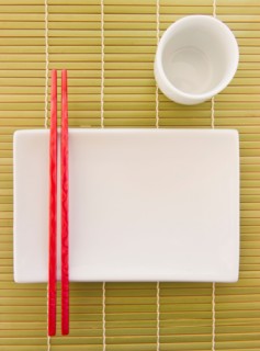 Chopsticks, plate and mug on bamboo mat. Photo : Daniel Grill