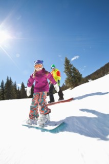 USA, Colorado, Telluride, Father and daughter (10-11) snowboarding . Photo : db2stock