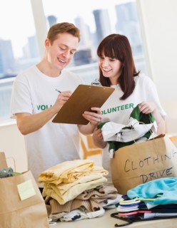 Volunteers organizing clothing drive. Photo : Daniel Grill
