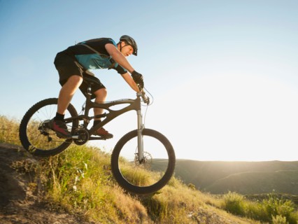 USA, California, Laguna Beach, Mountain biker riding downhill.