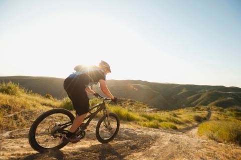 USA, California, Laguna Beach, Mountain biker riding downhill.