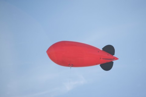 Flying advertising blimp. Photo : fotog