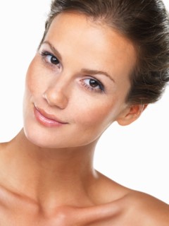 Studio portrait of beautiful brunette smiling. Photo: momentimages