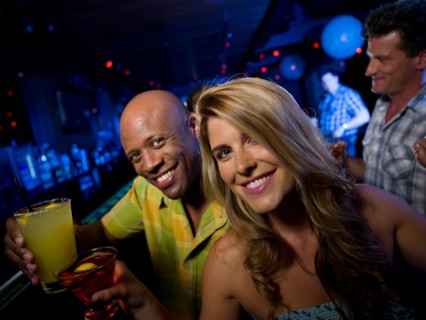 Friends enjoying drinks at bar. Photo : db2stock