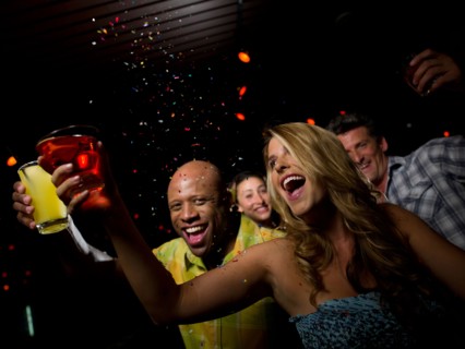 Friends enjoying drinks at bar. Photo : db2stock