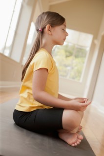 Girl (6-7) practicing yoga. Photo : Rob Lewine