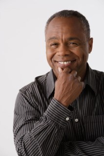 Portrait of mature man, studio shot. Photo : Rob Lewine