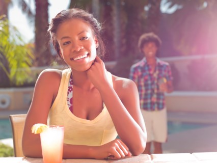 USA, Arizona, Scottsdale, Young couple at pool side bar. Photo : db2stock