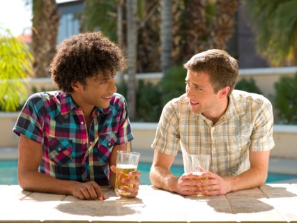 USA, Arizona, Scottsdale, Two men at hotel bar enjoying drink. Photo : db2stock
