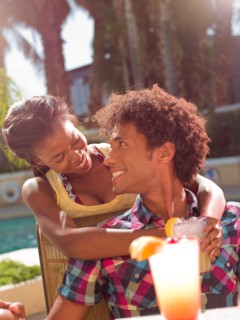 USA, Arizona, Scottsdale, Young couple at pool side bar. Photo : db2stock