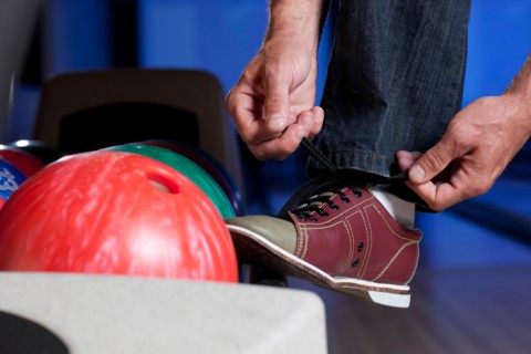 Man tying bowling shoe. Photo: db2stock
