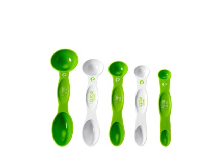 Studio shot of row of green measuring spoons. Photo : David Arky