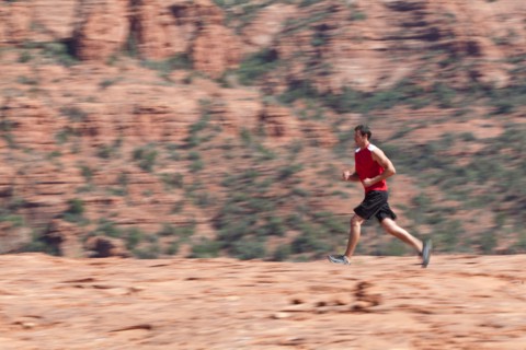 USA, Arizona, Sedona, Young man running in desert. Photo : db2stock