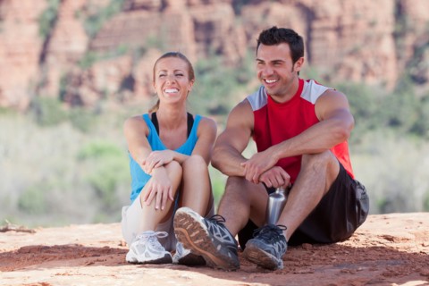 USA, Arizona, Sedona, Young couple enjoying view in desert after hiking. Photo: db2stock