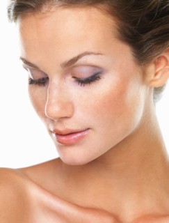Studio portrait of beautiful brunette. Photo : momentimages